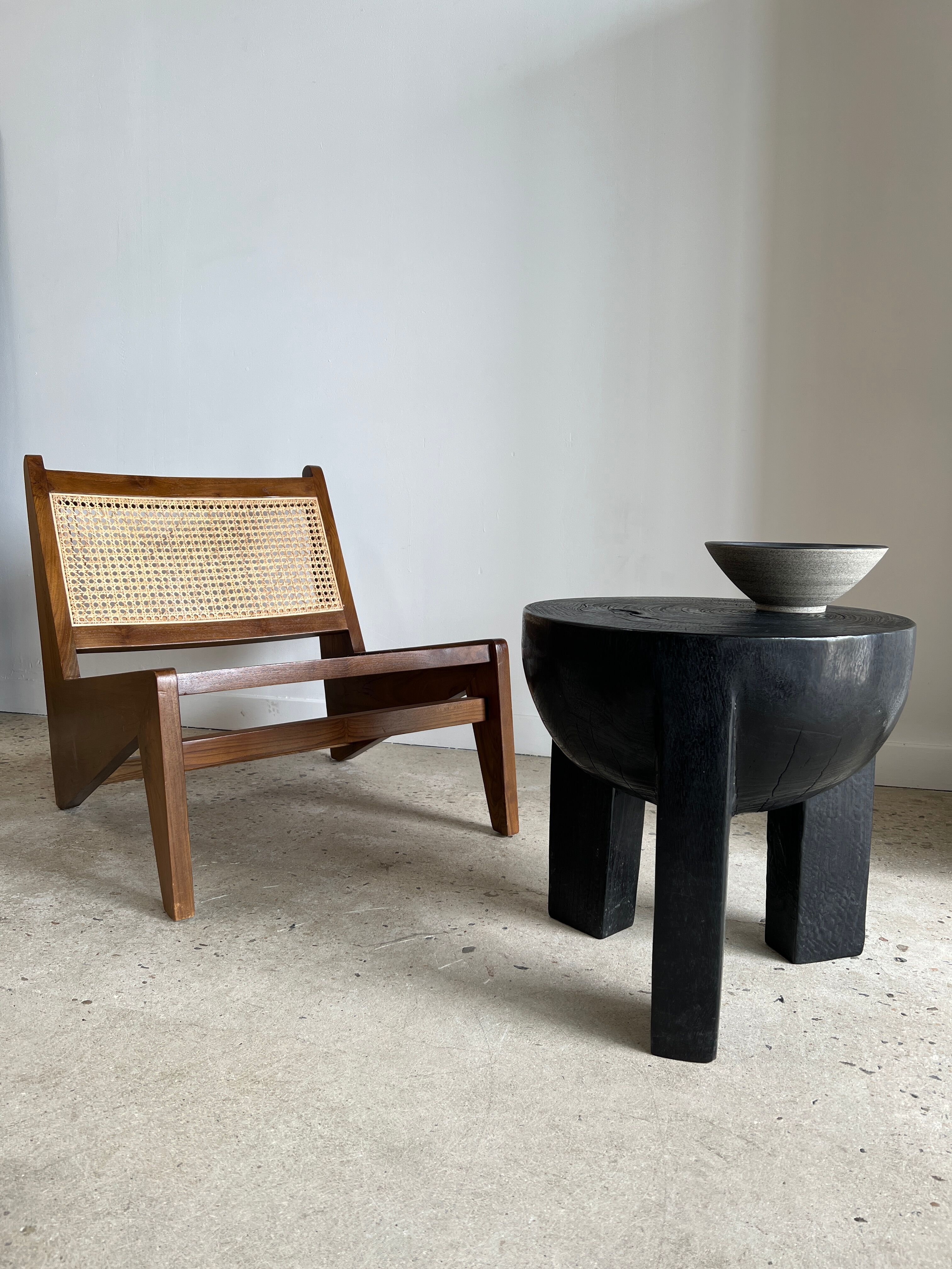 Black mango wood tripod side table with a semi-spherical top, height: 45 cm, diameter: 44 cm.