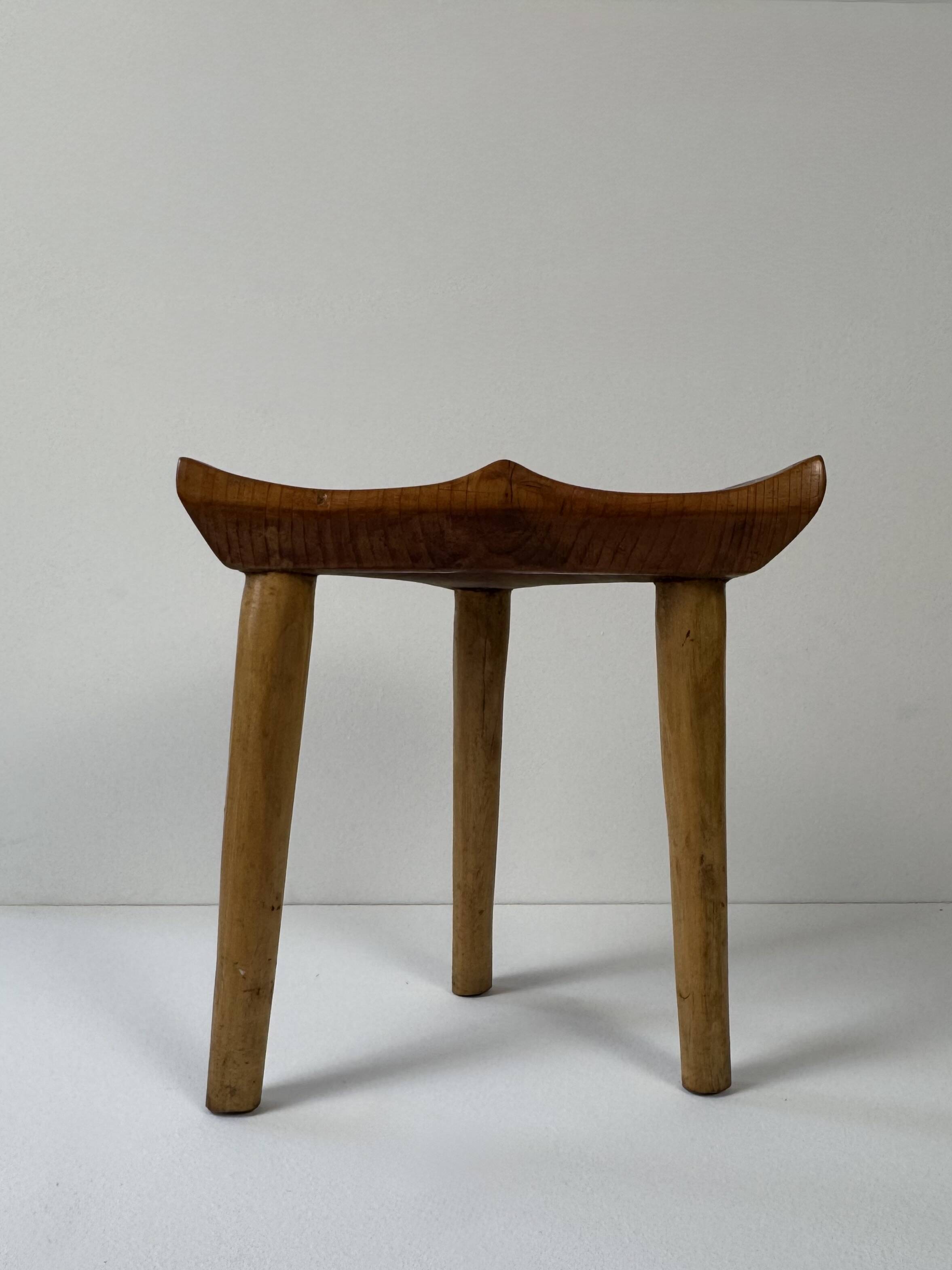 Tabouret vintage en bois tripode, France, 1960