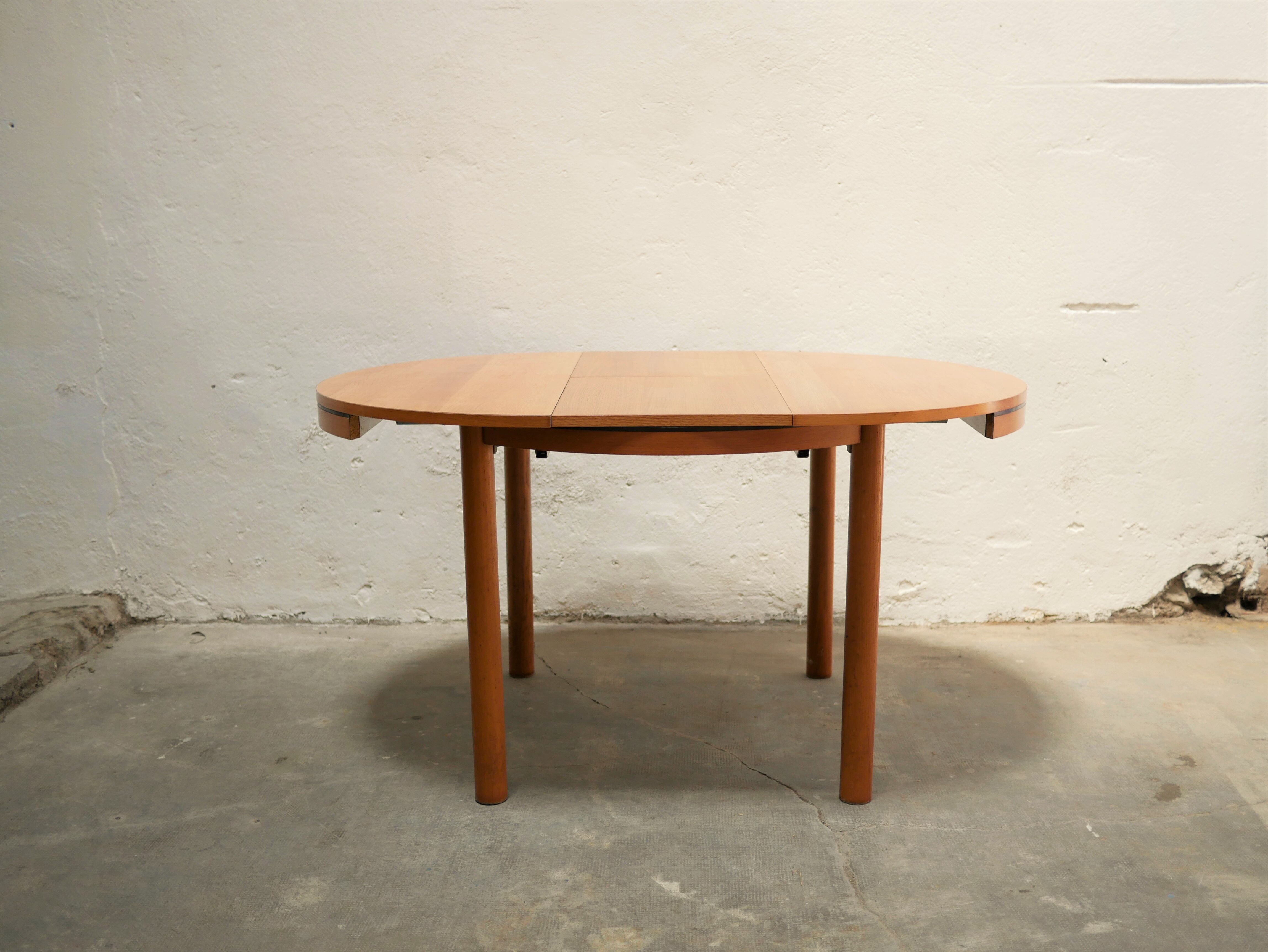 Vintage stretchy dining table