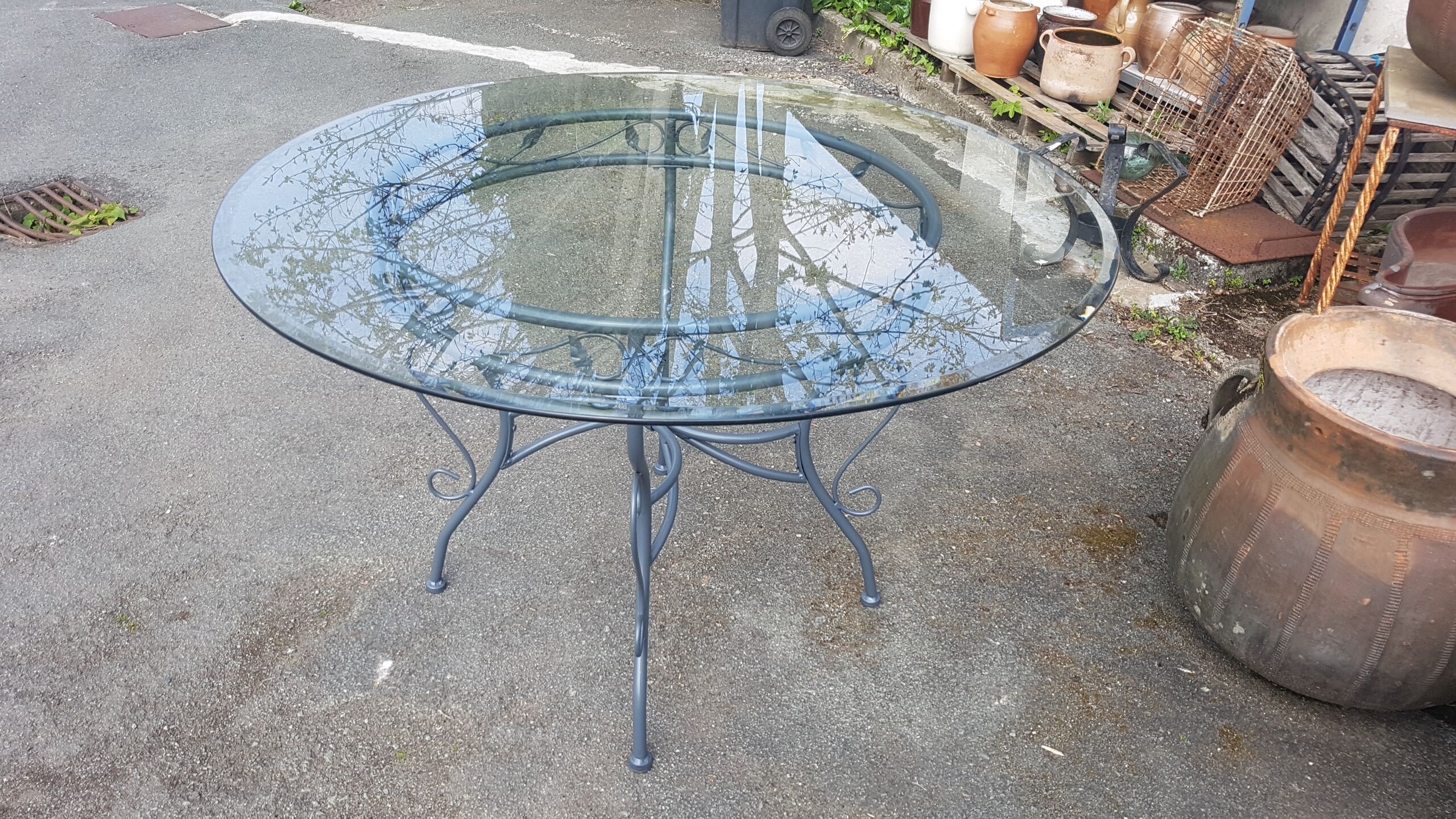 Table ronde et 4 chaises en fer forgé