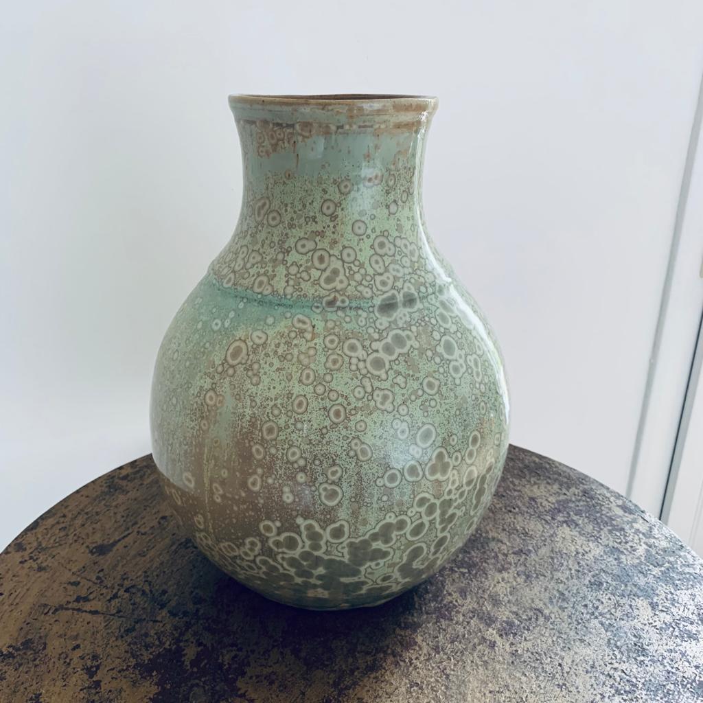 Vase boule émaillé et cristallisé signé
