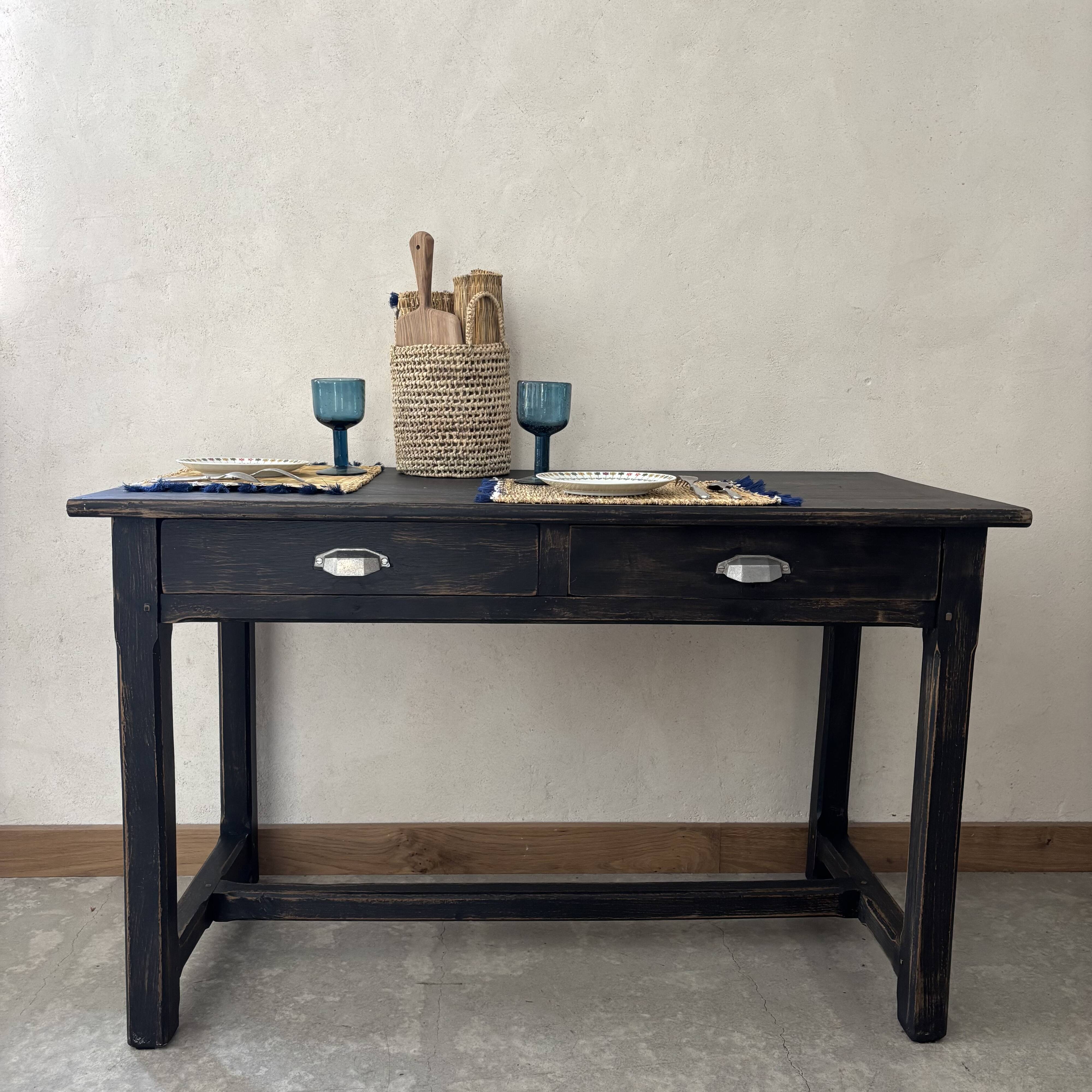 Black table with 2 drawers