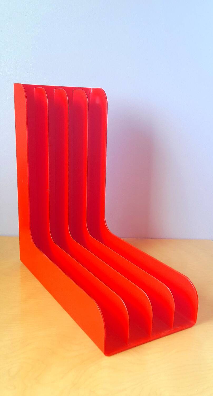 33 rpm vinyl record rack, in orange 70s plastic.