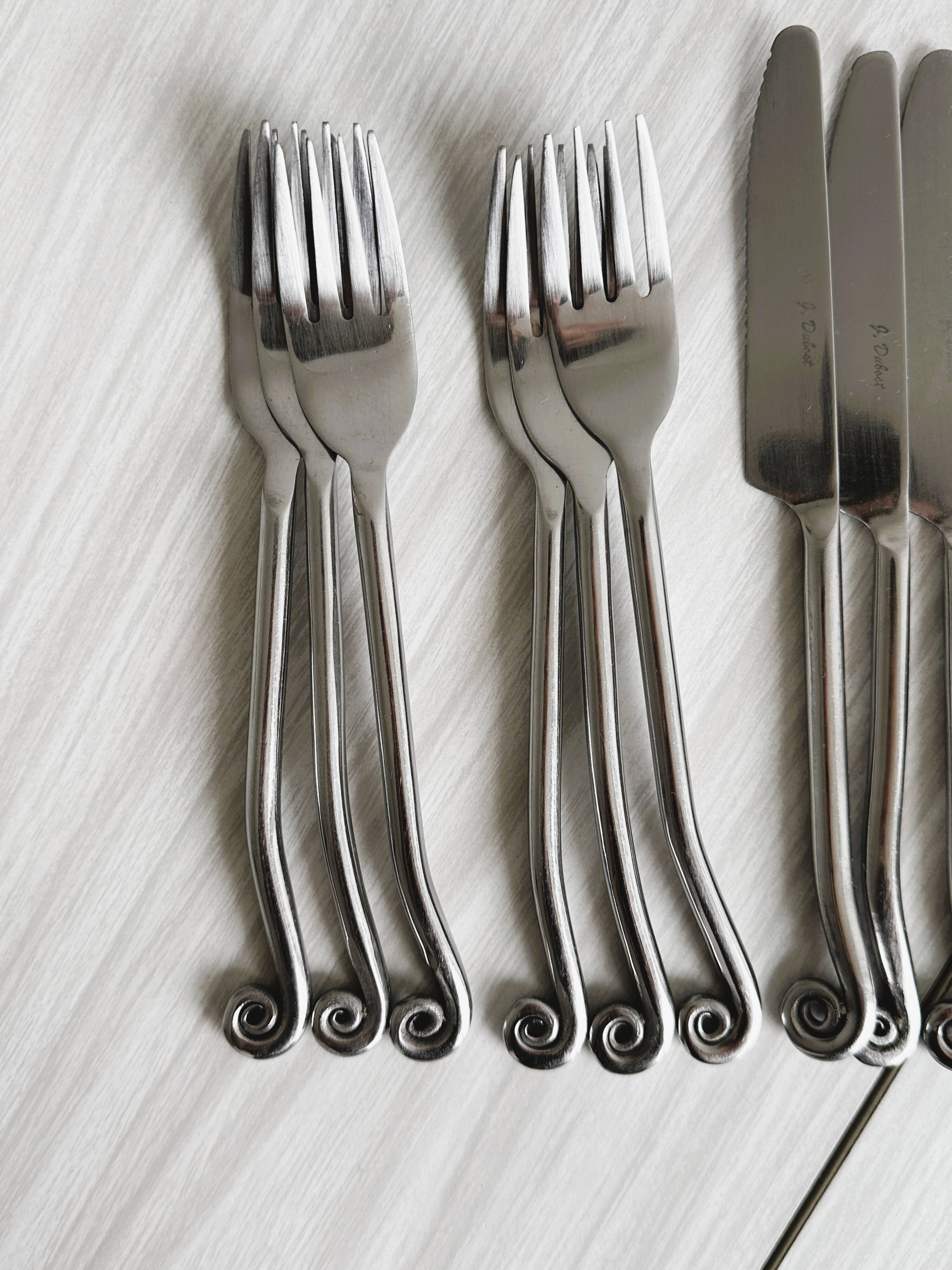 18-piece shiny metal cutlery set