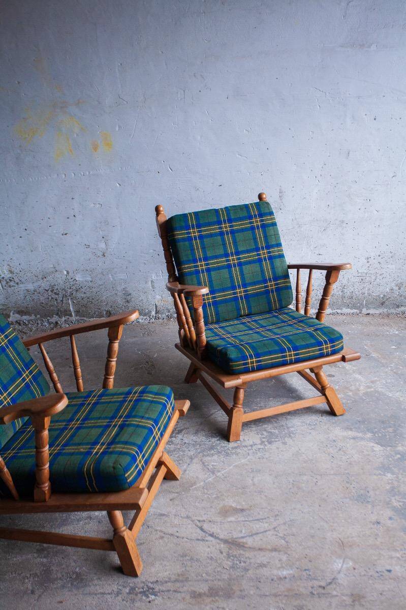 Canapé 3 places en chêne style années 50, avec tissu à carreaux vert-bleu et accoudoirs à fuseaux tournés.