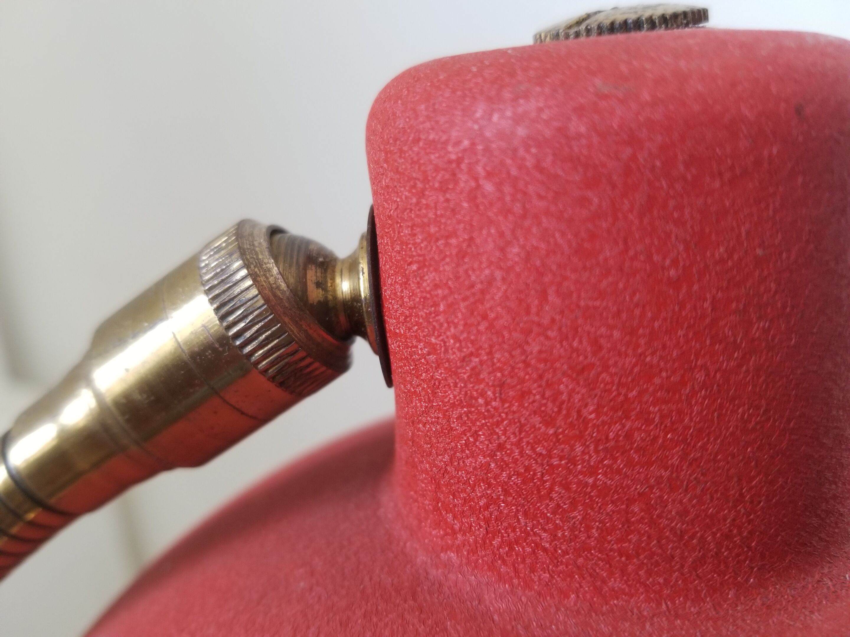 Vintage laying lamp in brass and grainy red aluminum - 50s