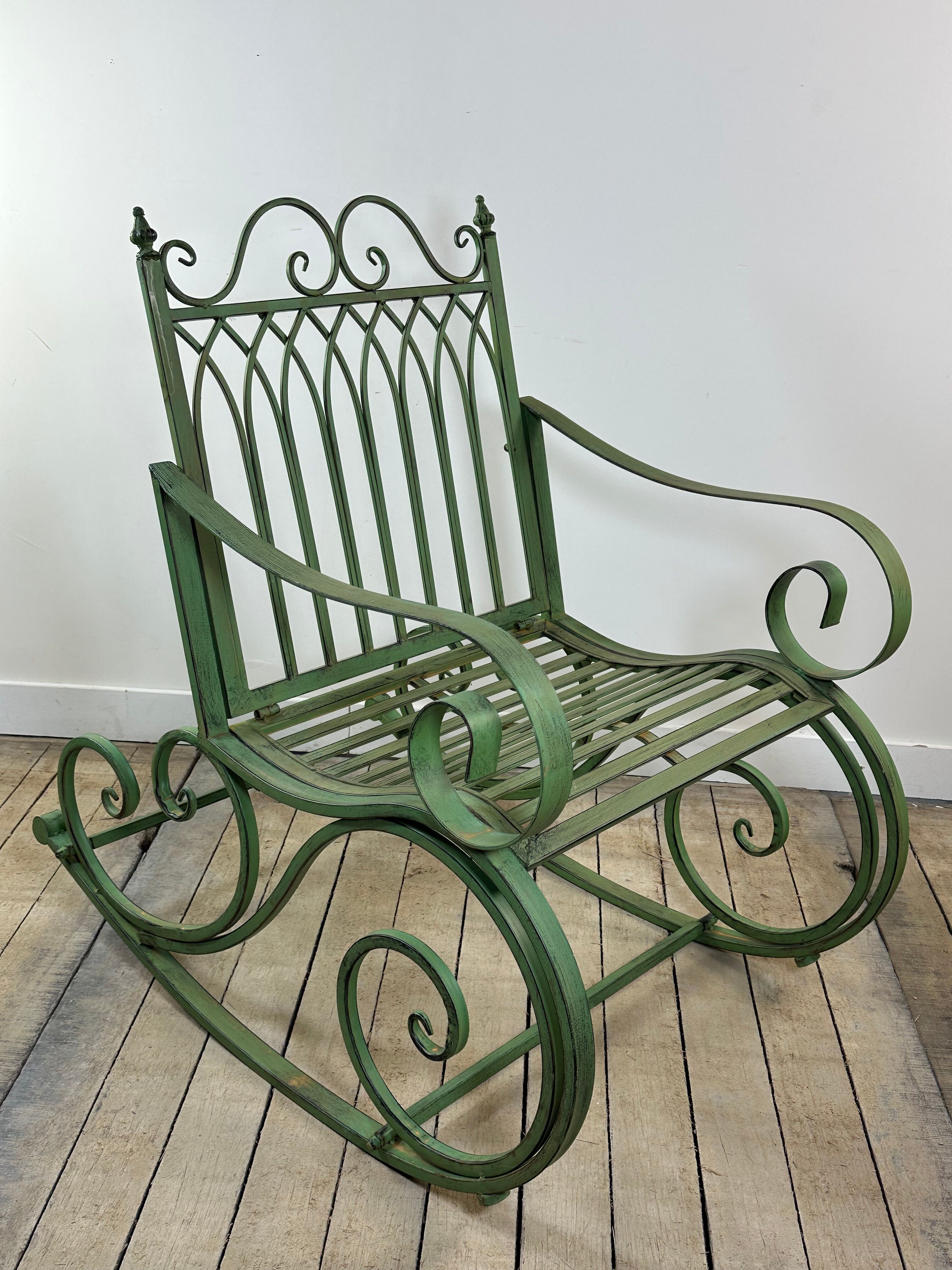 Rocking-chair en fer forgé vert patiné