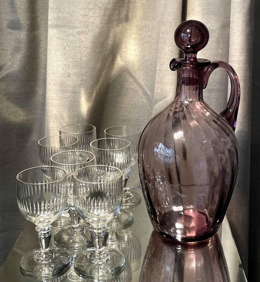 Set of 7 liqueur or drop glasses in chiseled glass table art