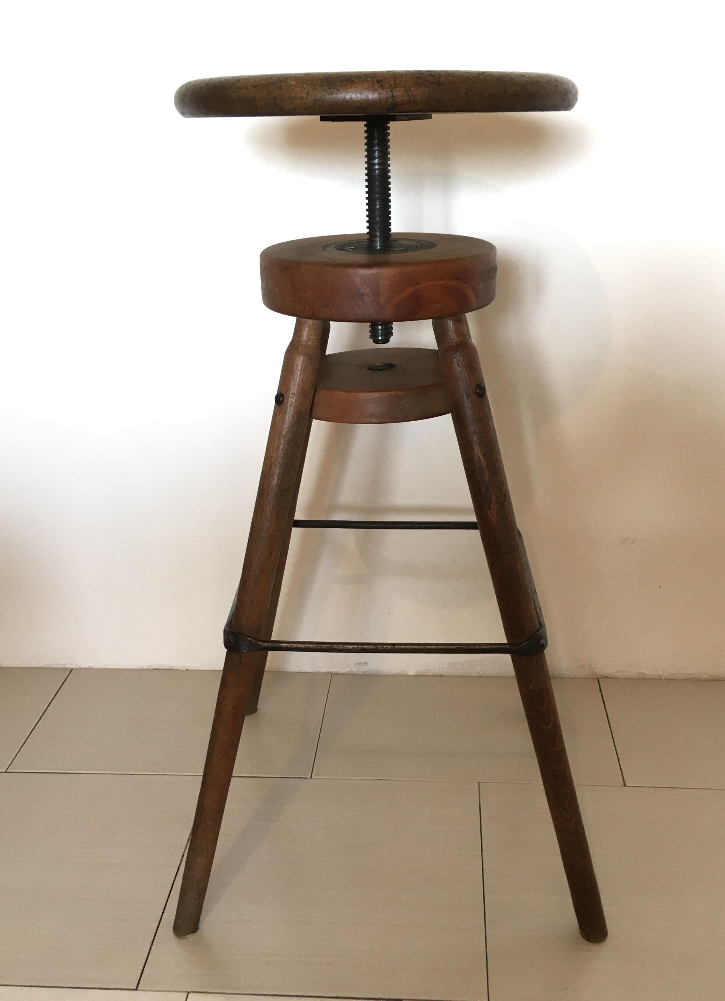 Adjustable screw stool