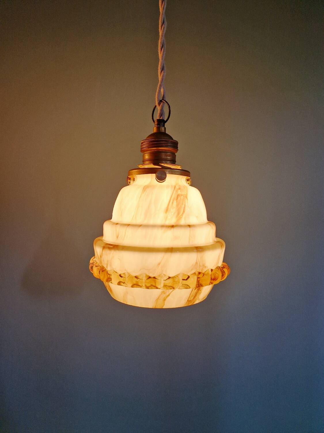 Duo de suspensions Art Déco en opaline et ouraline, 1920-30