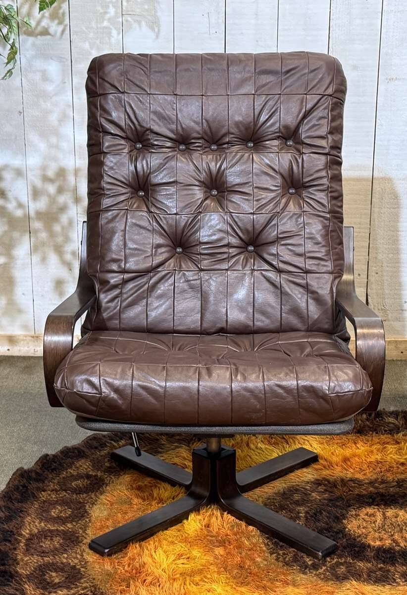 Pair of Norwegian swivel armchairs in leather and beech from the 1970s.