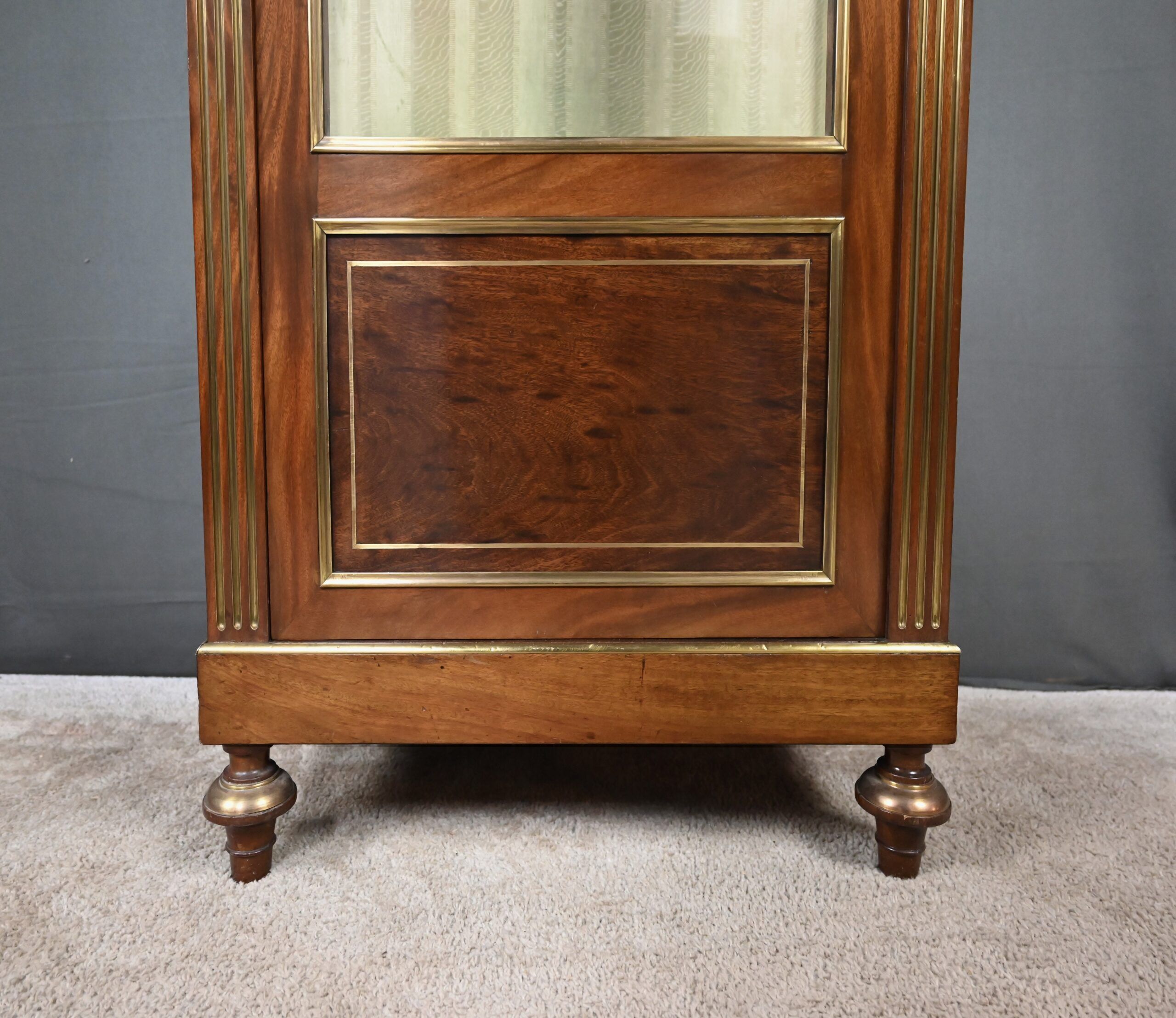 Vitrine en acajou, style Louis XVI – Début XXe