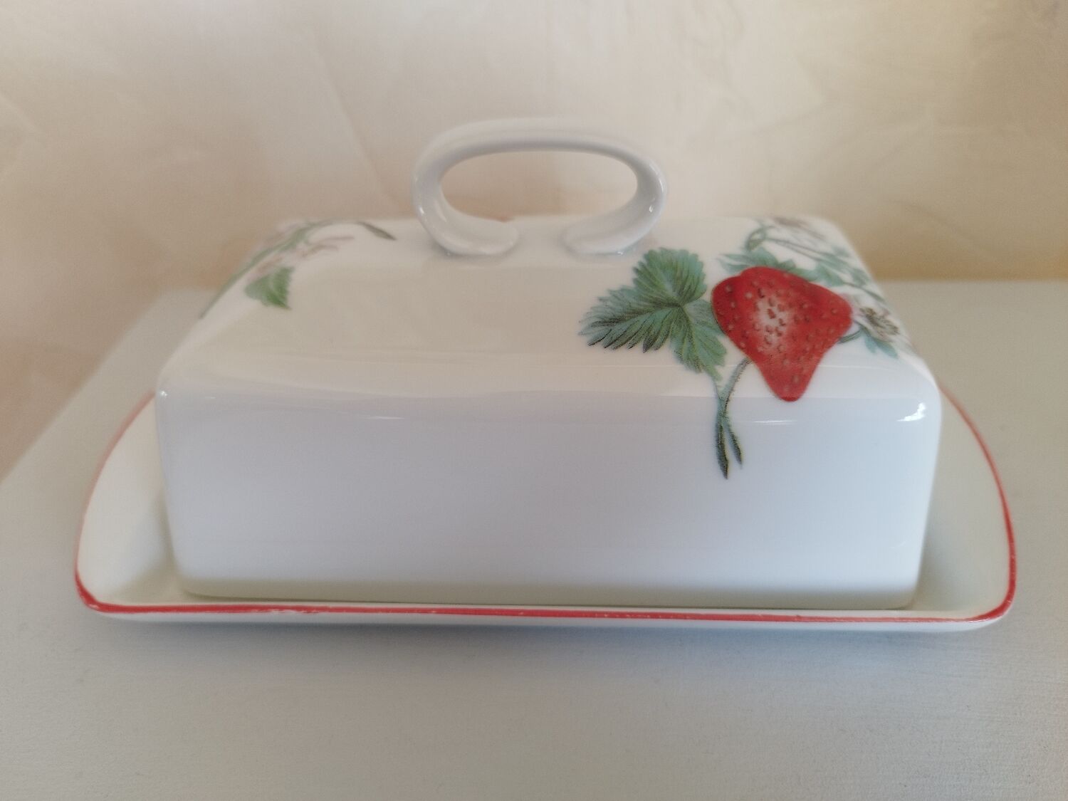 Beurrier porcelaine décor fruits rouges