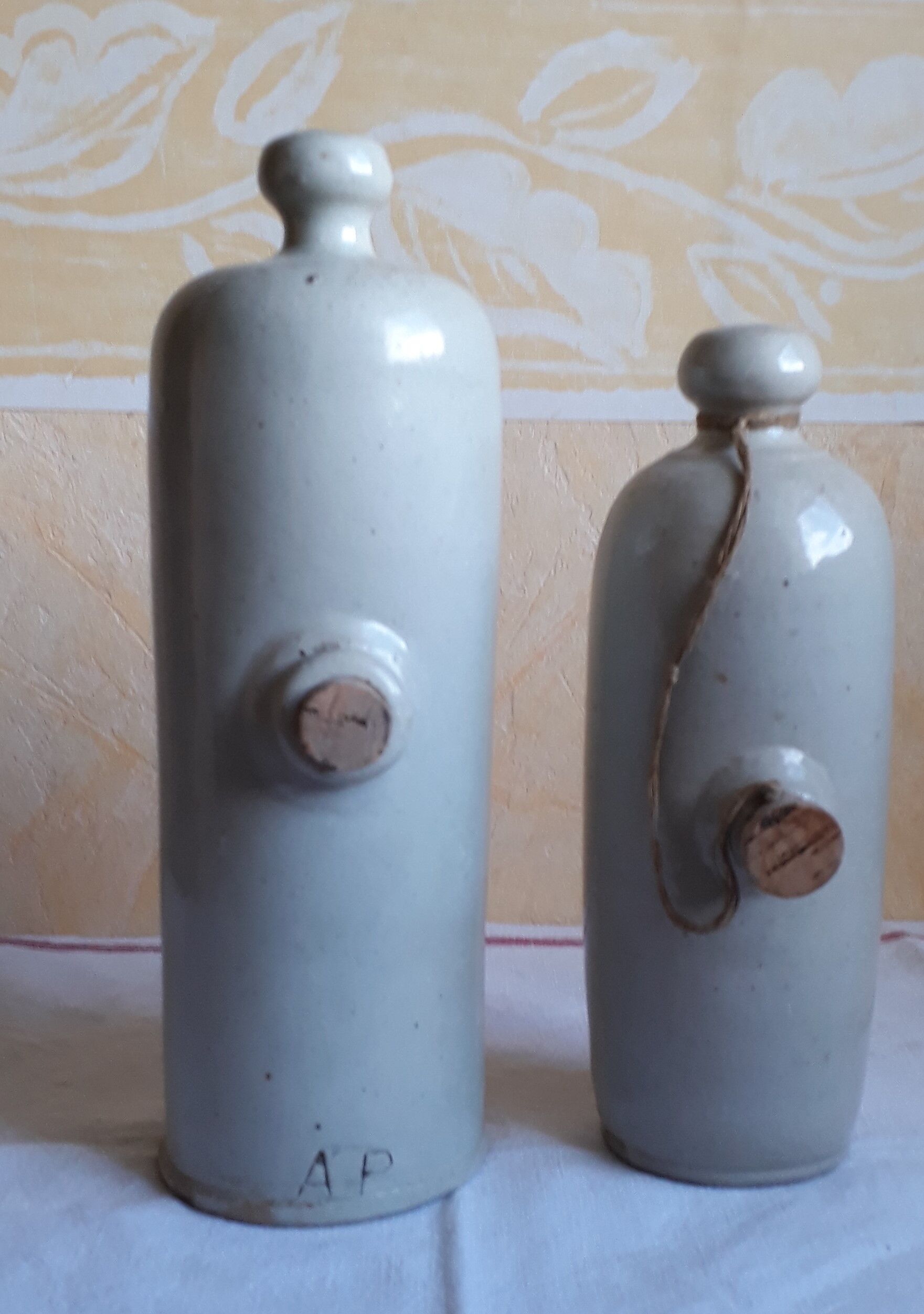 Lot 2 old hot water bottles in enamelled sandstone