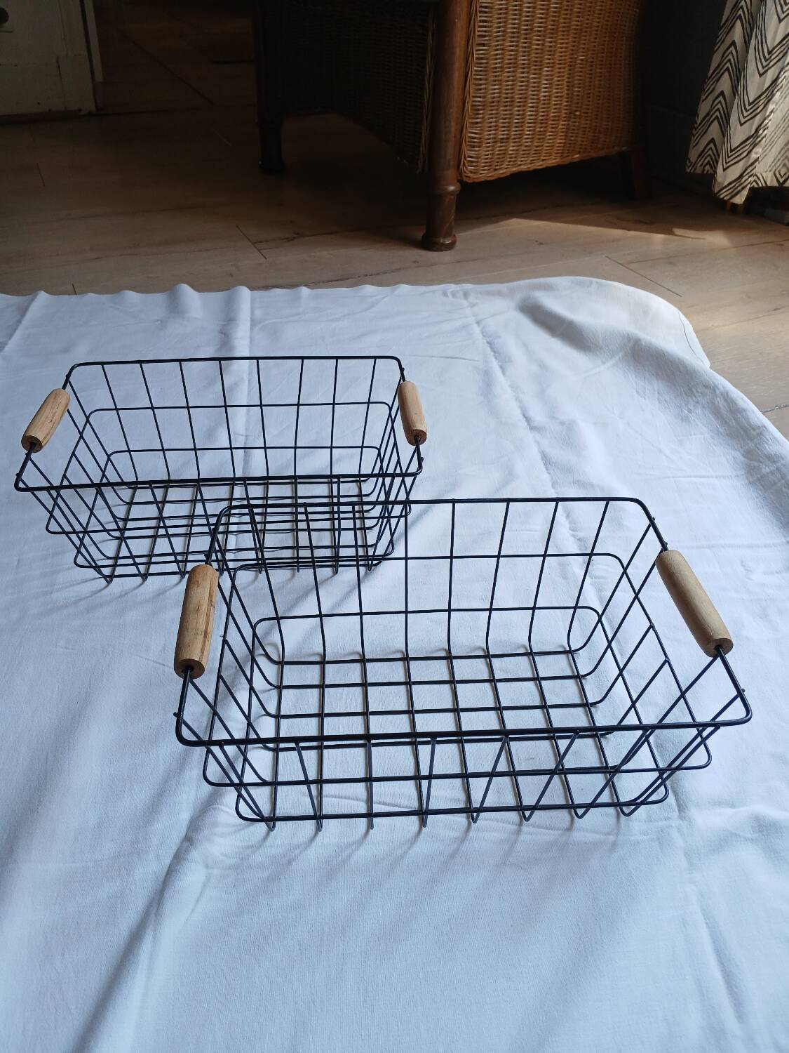 2 metal baskets