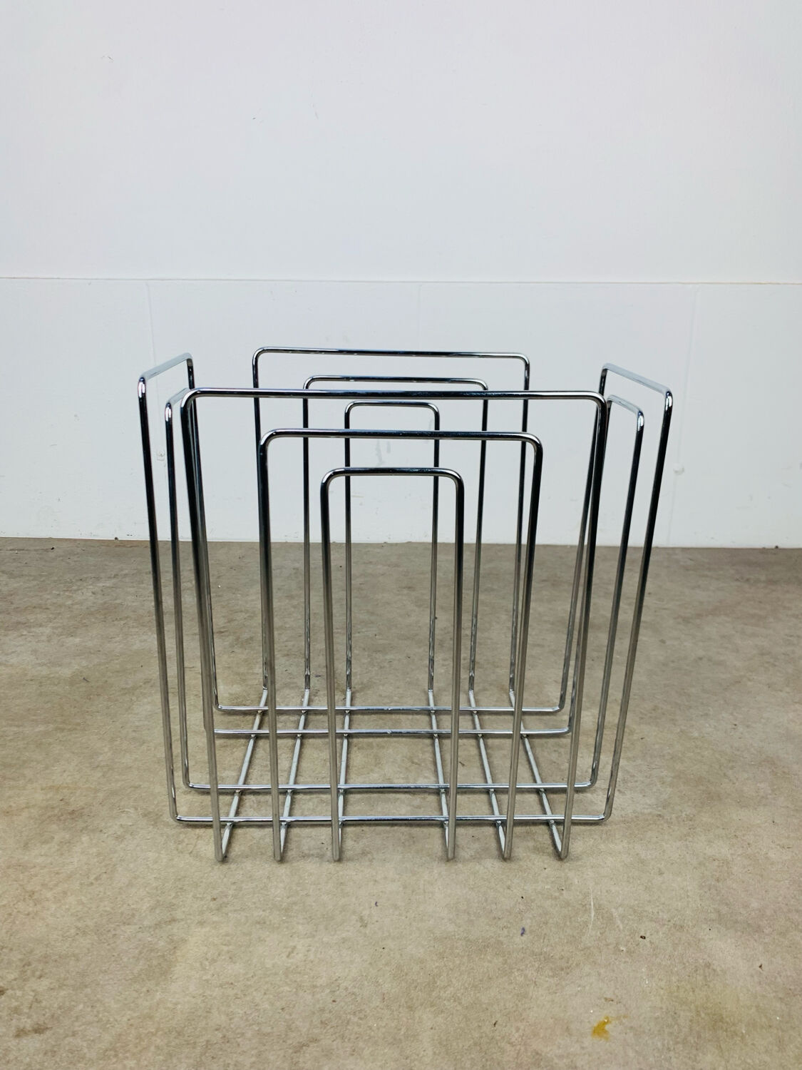 Chrome metal magazine rack by Willy Glaeser for TMP, 1980s.