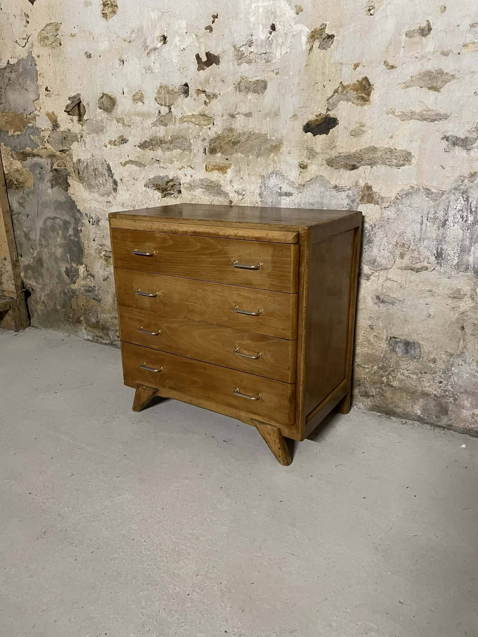 Vintage chest of drawers with 4 drawers and tapered legs.