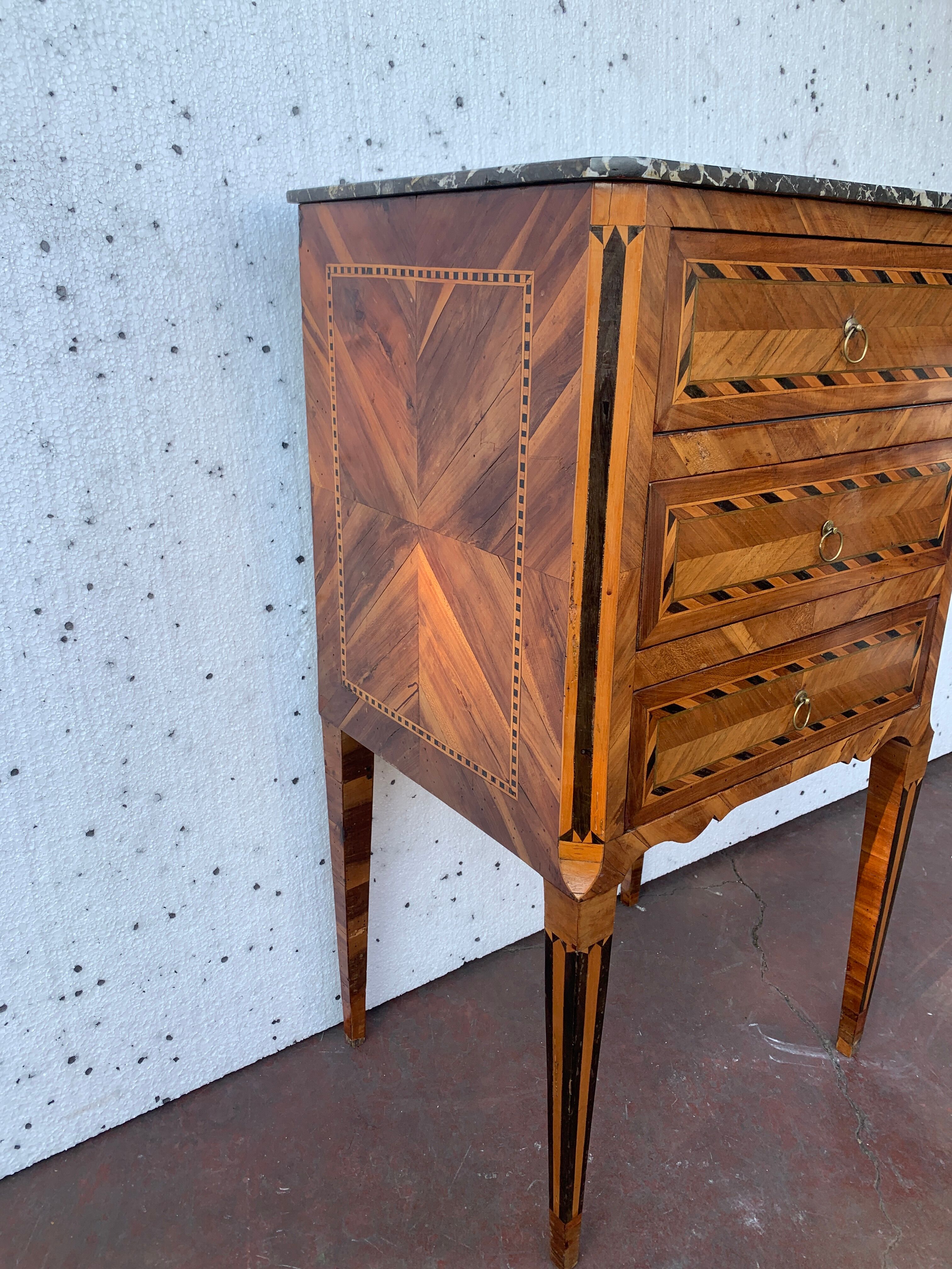 Small chest of drawers of Louis XVI style in veneer wood