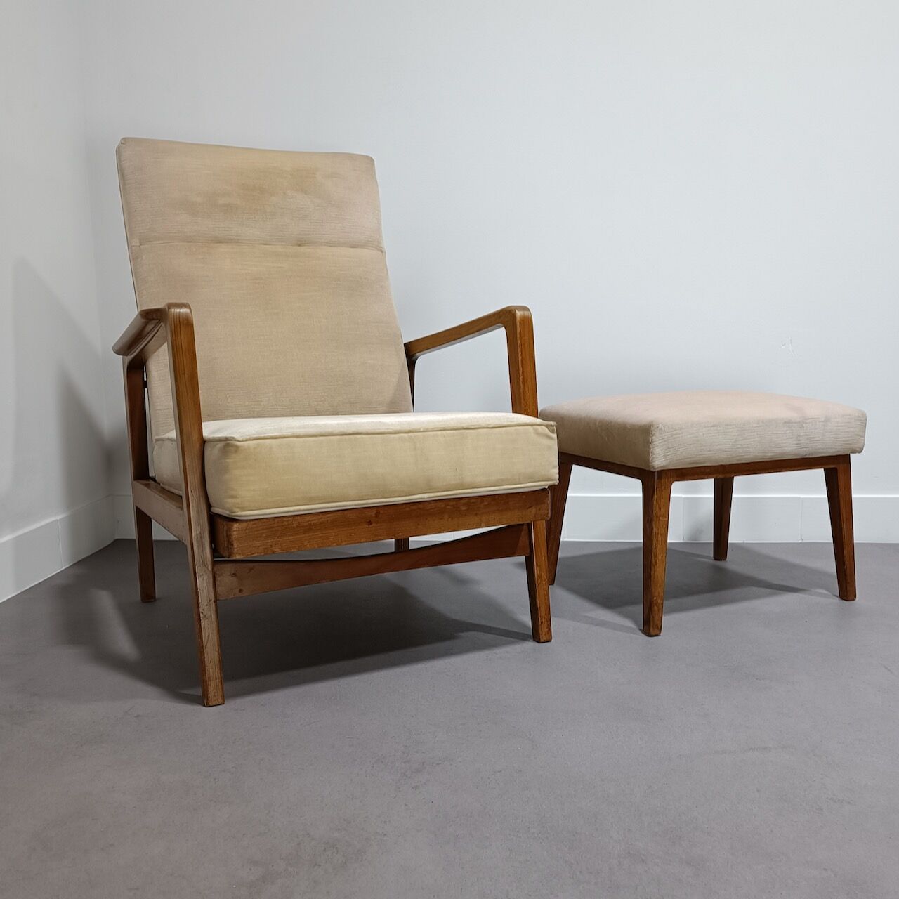 Knoll Antimot lounge chair and stool