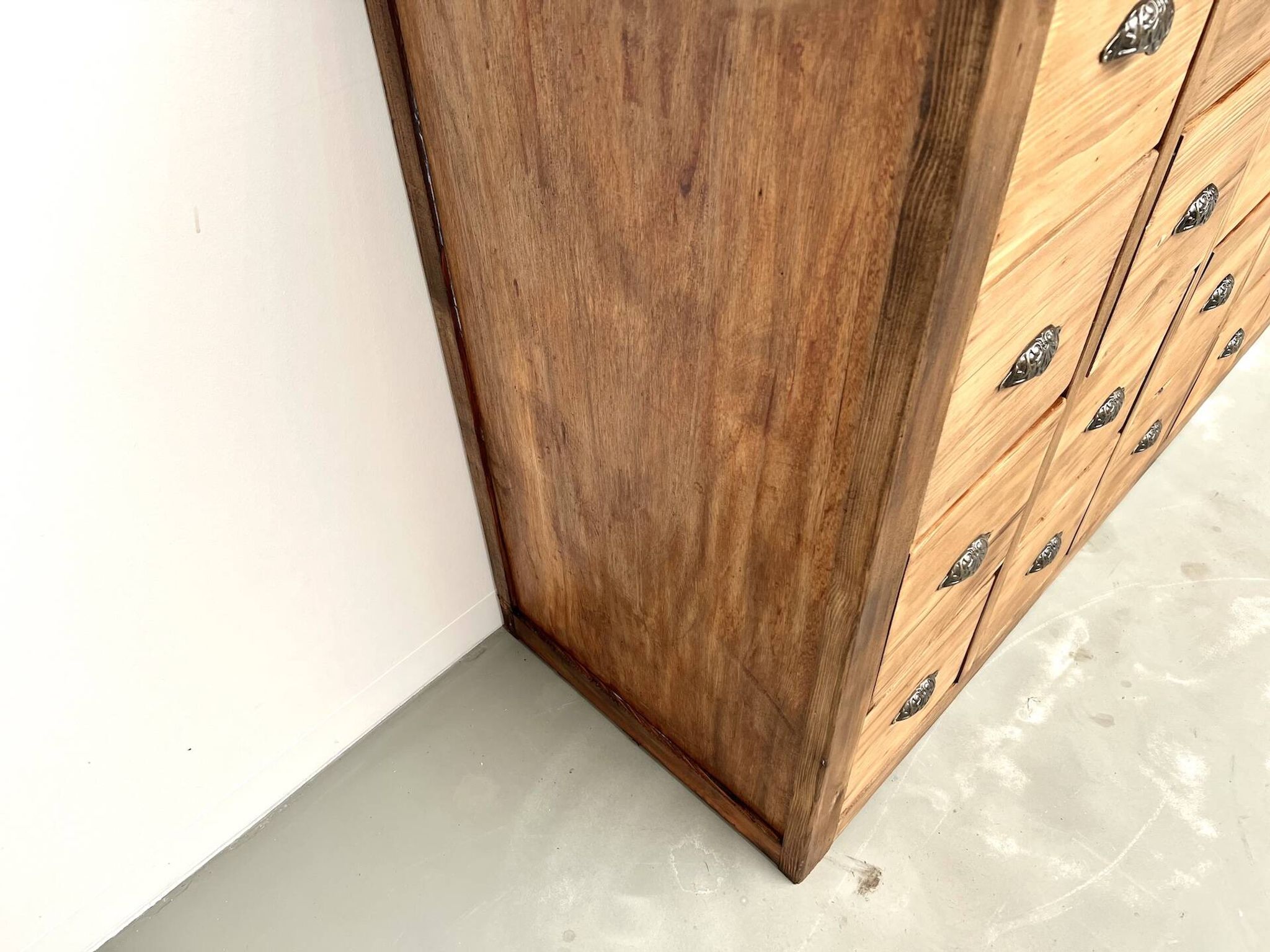 Craftsman's cabinet with 24 drawers in solid pine, 1950s.