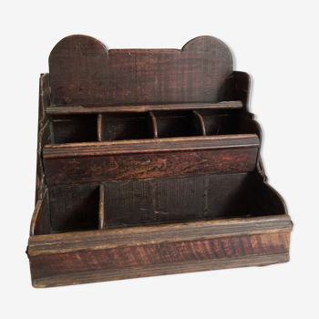 Etagère de rangement d'un ancien cordonnier