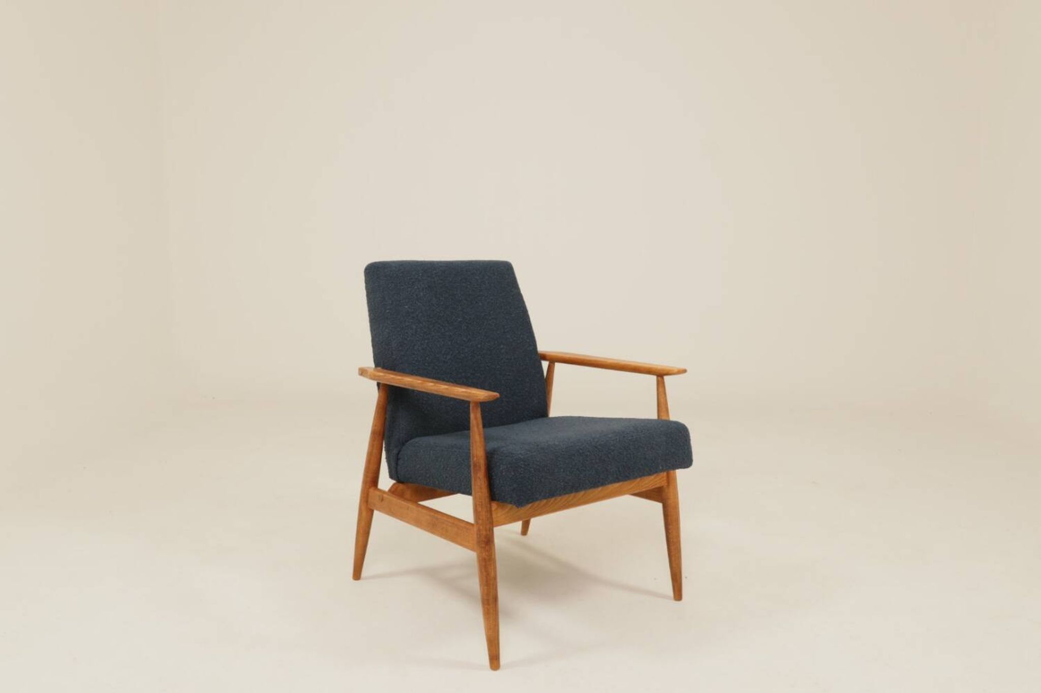 Fauteuil scandinave en bouclé bleu marine conçu par H. Lis.