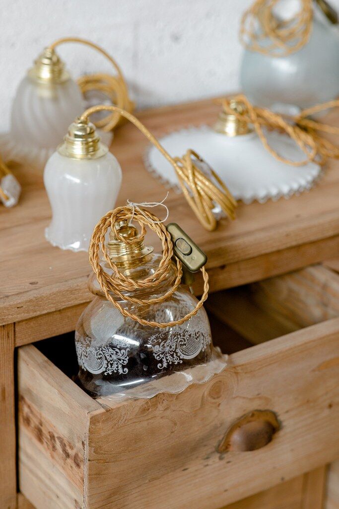 Opaque Tulip walking lamp