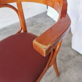 Fauteuil vintage en bois courbé : chaise de pub irlandaise en similicuir rouge des années 1970