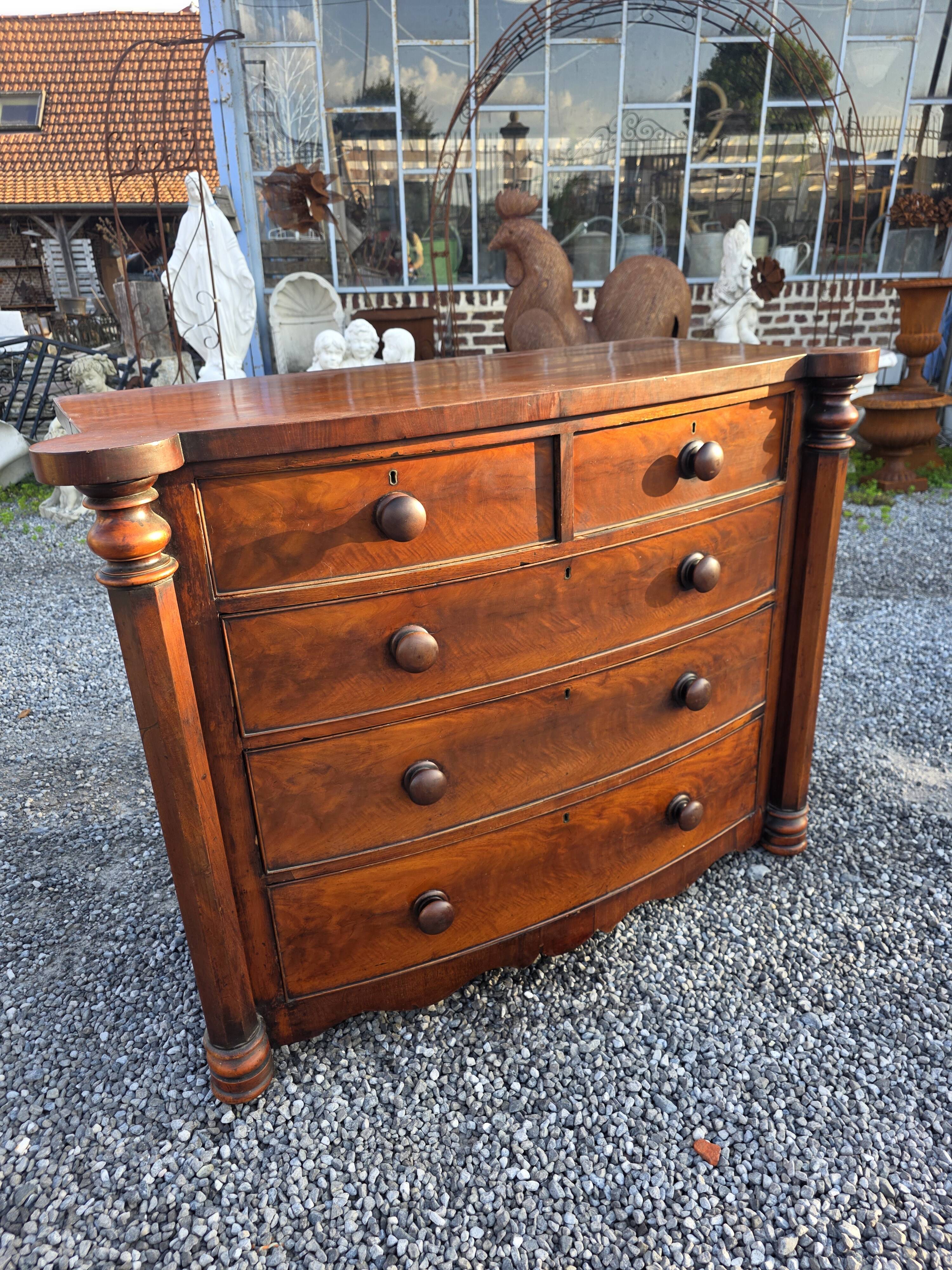 Commode galbée ancienne en acajou de style anglais