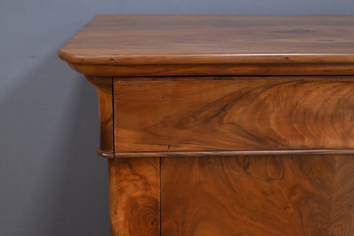 Walnut burl commode, Restoration period – early 19th century