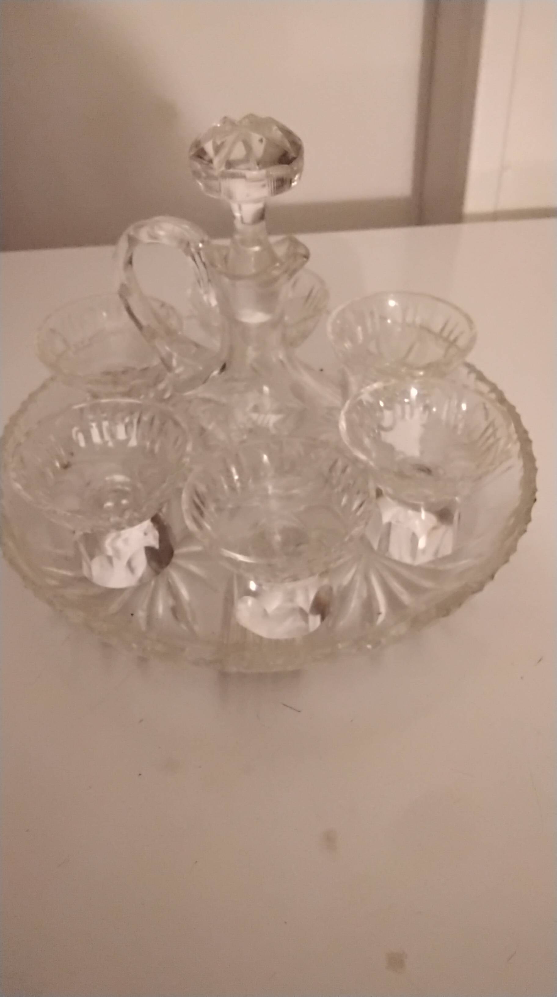 Service 1 carafe, 6 glasses and 1 tray in crystal.