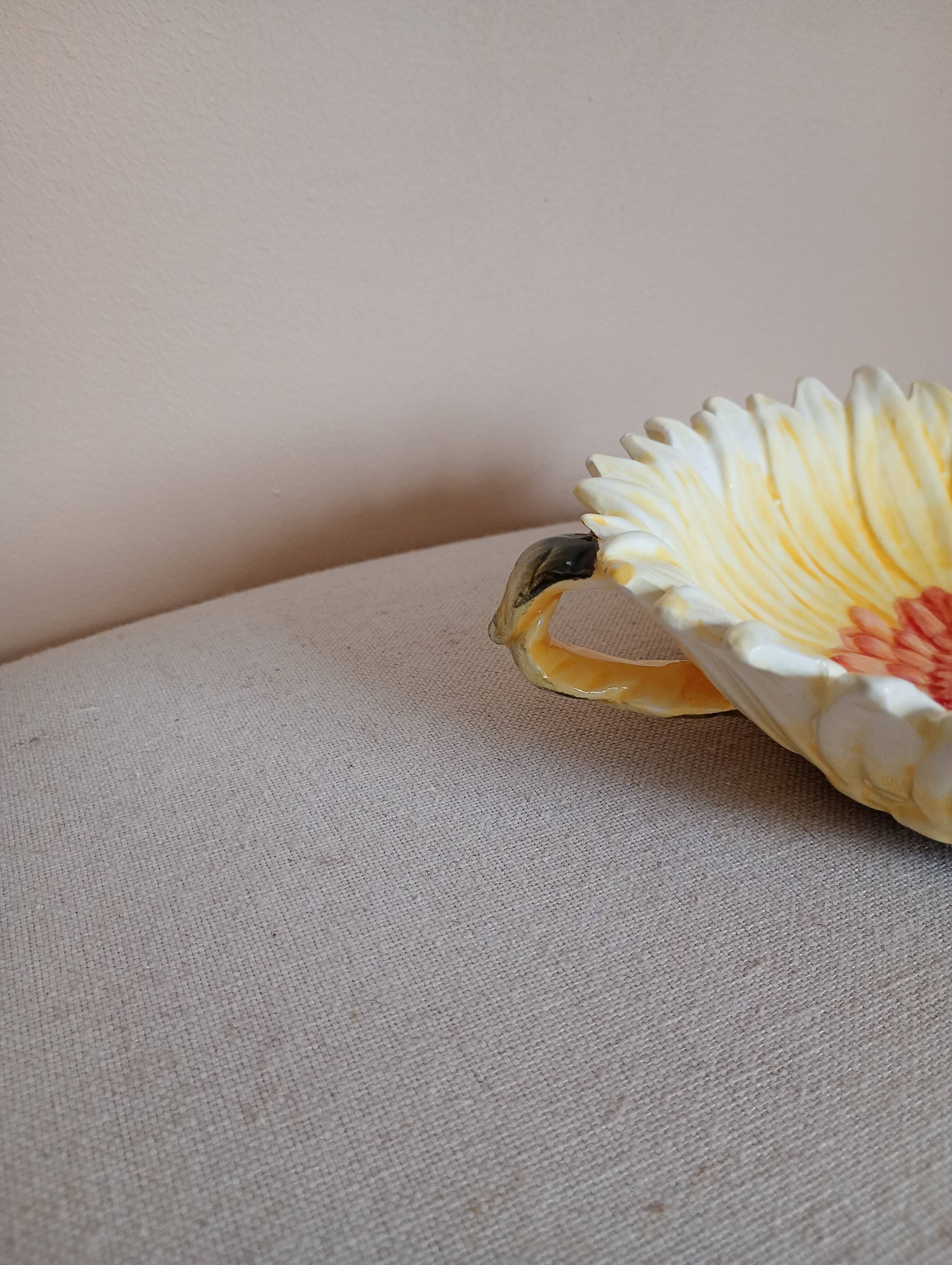 Sunflower-shaped bowl with handles