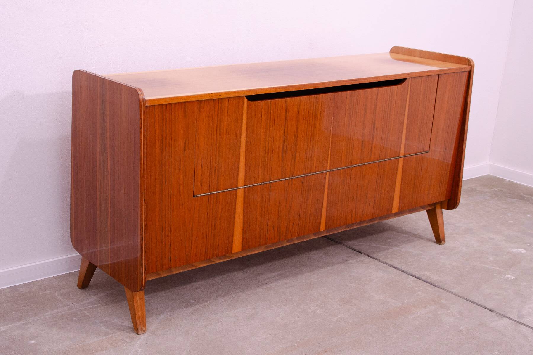 Commode moderne du milieu du siècle en noyer par František Jirák, années 1960, Tchécoslovaquie