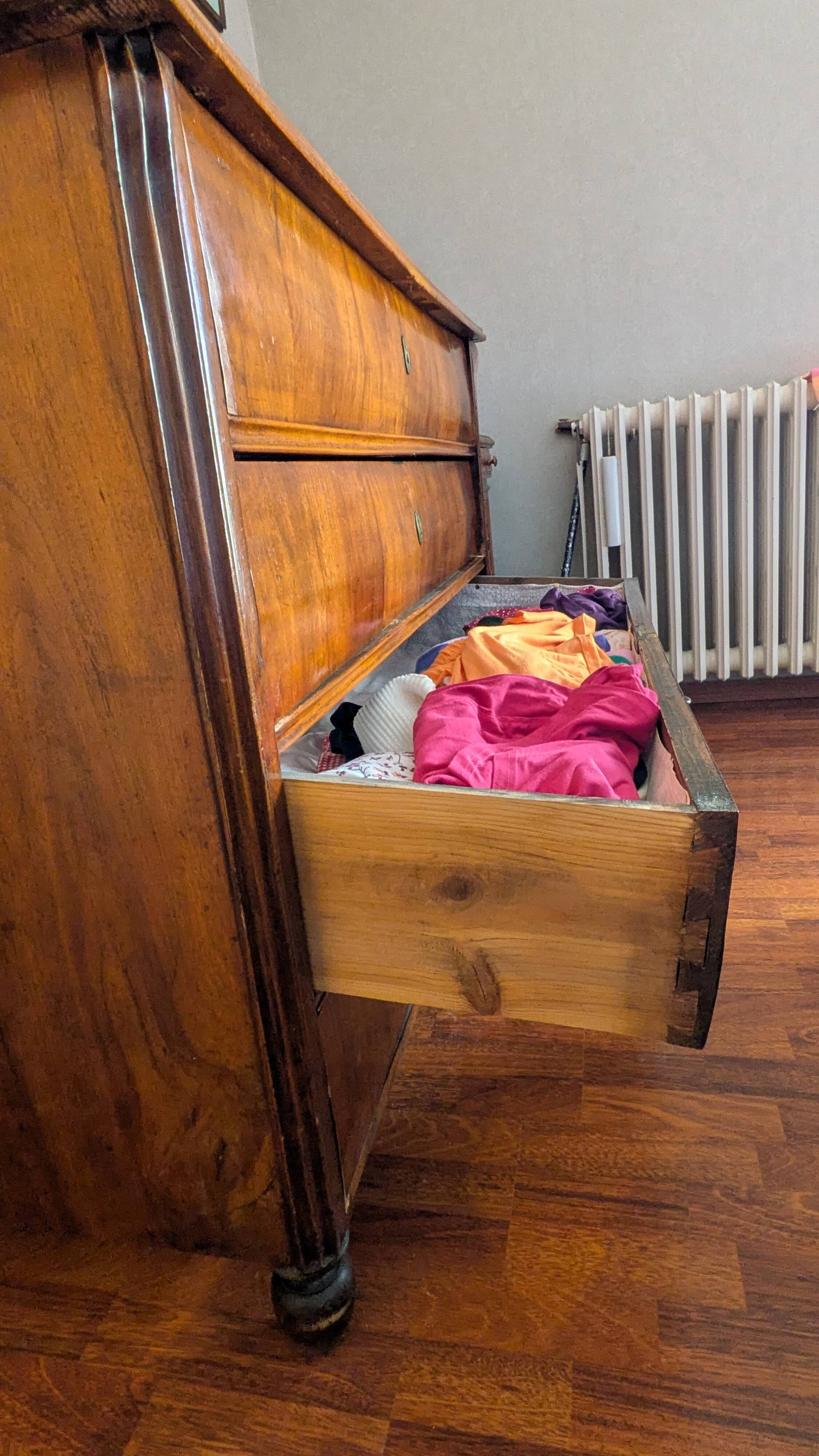 Chest of drawers with 4 drawers in cherry wood with a mirror in classic style – beautiful dimensions.