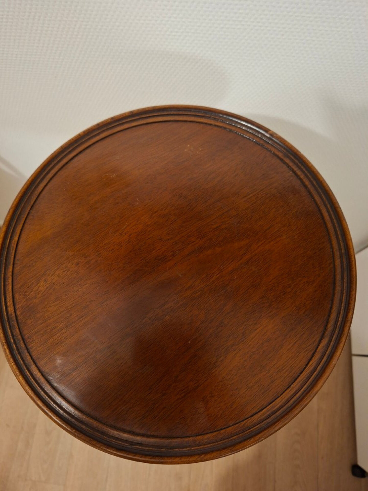 High English guéridon/side table in mahogany.