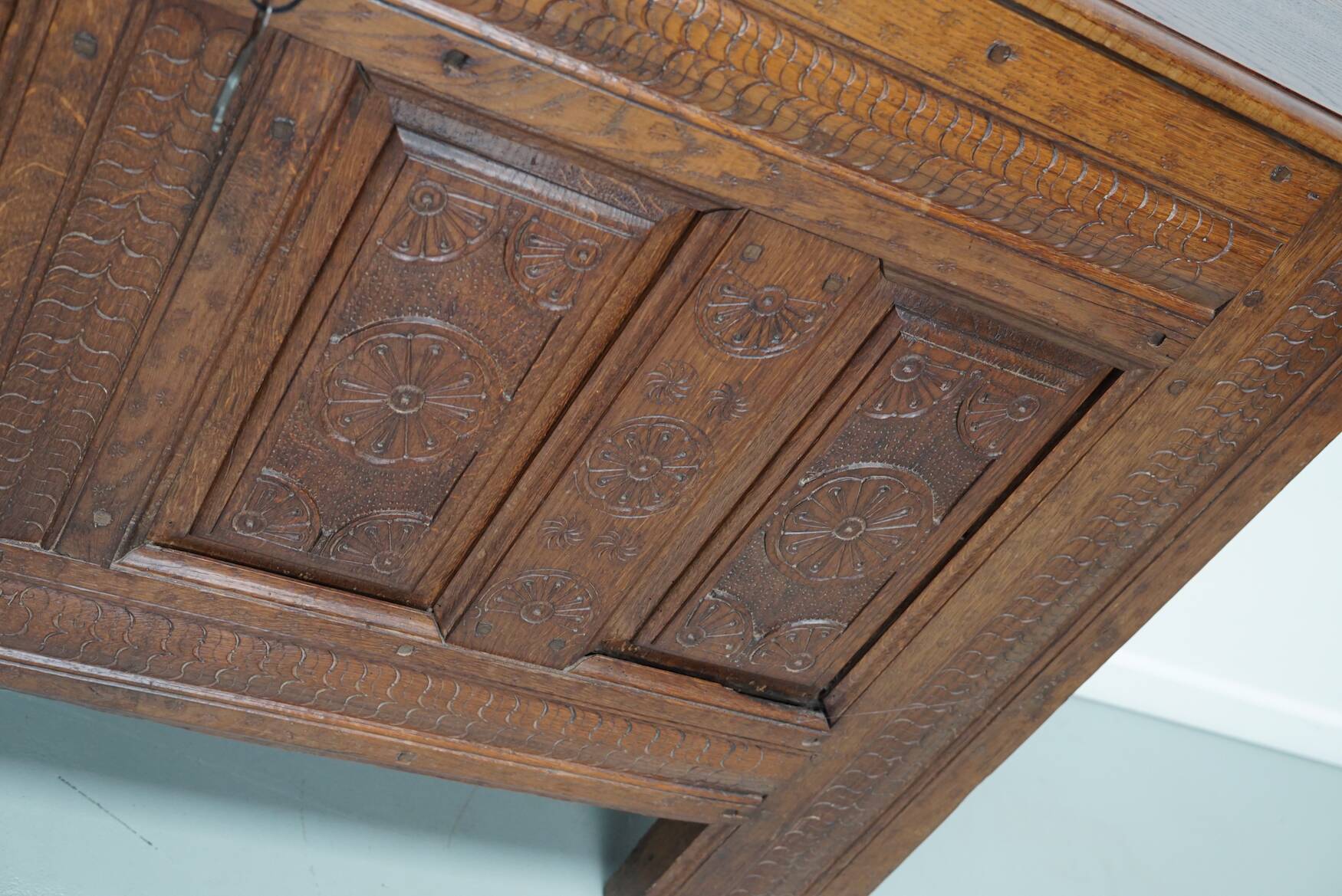 Commode / table d'appoint en chêne sculpté hollandais du milieu du XVIIIe siècle