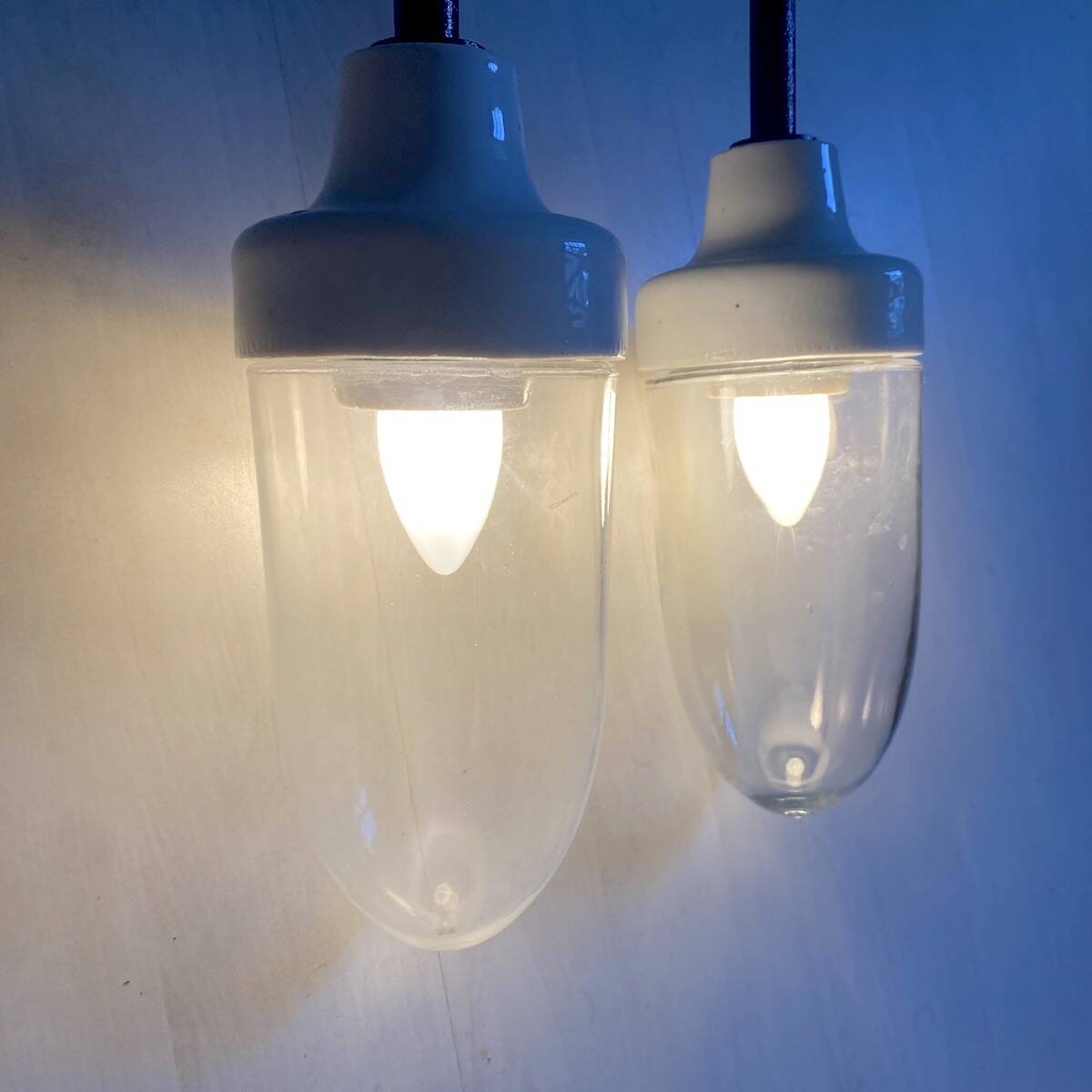 Pair of Art Deco wall lights in cast iron, glass and ceramic from the 1930s.