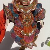 Paire de poupées birmanes en bois, perles et tissus