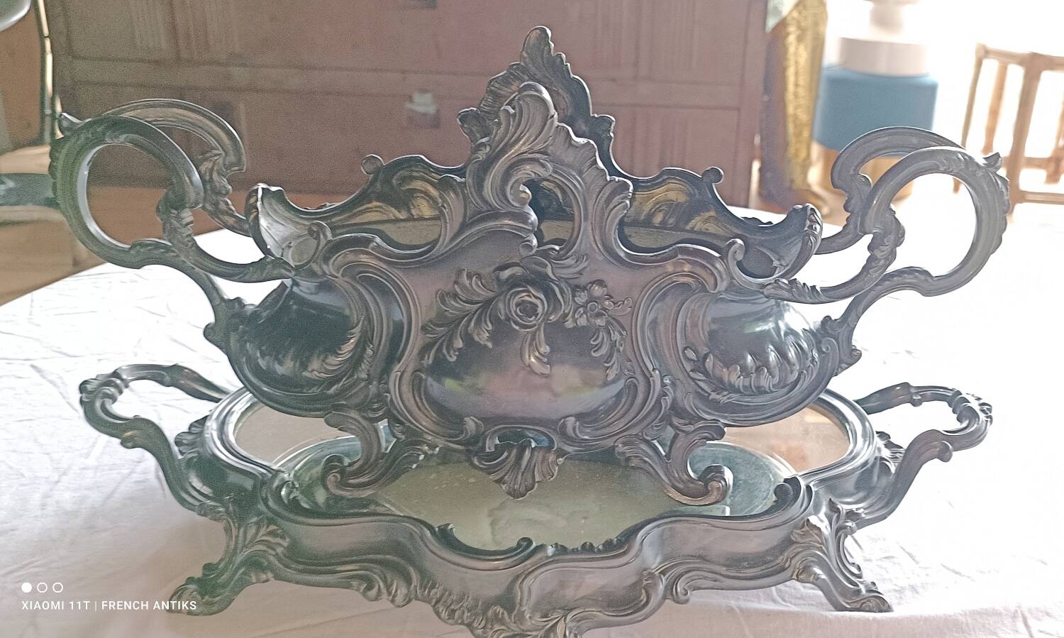 Antique jardinière sur son centre de table ovale, rocailles