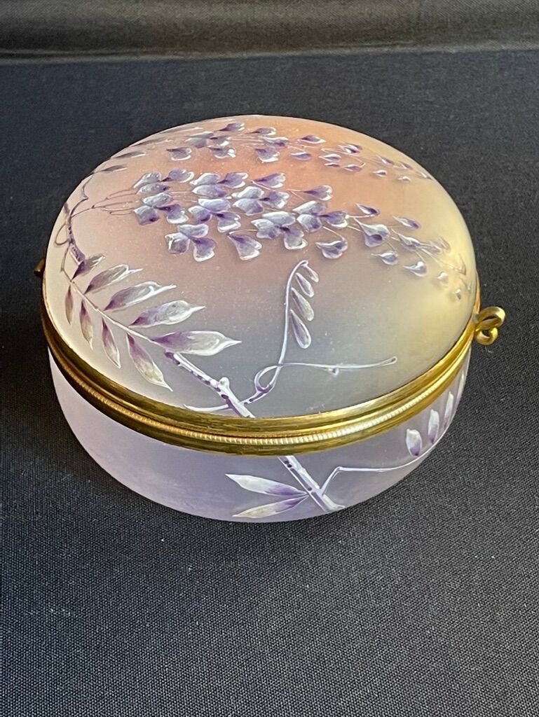 Enamelled candy maker