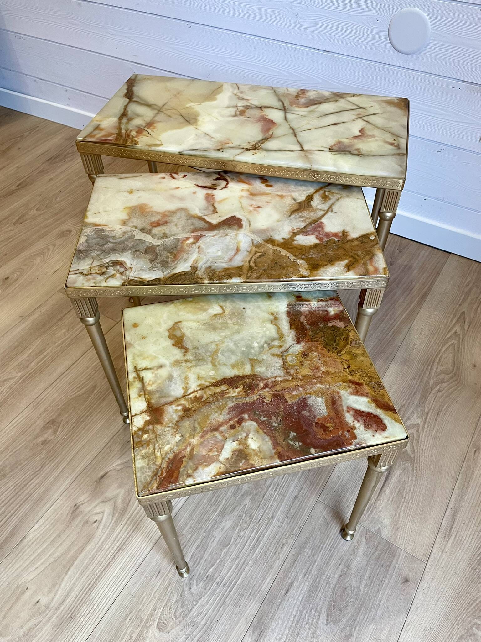 Set of 3 vintage nesting tables in onyx and gold metal from the 1970s.