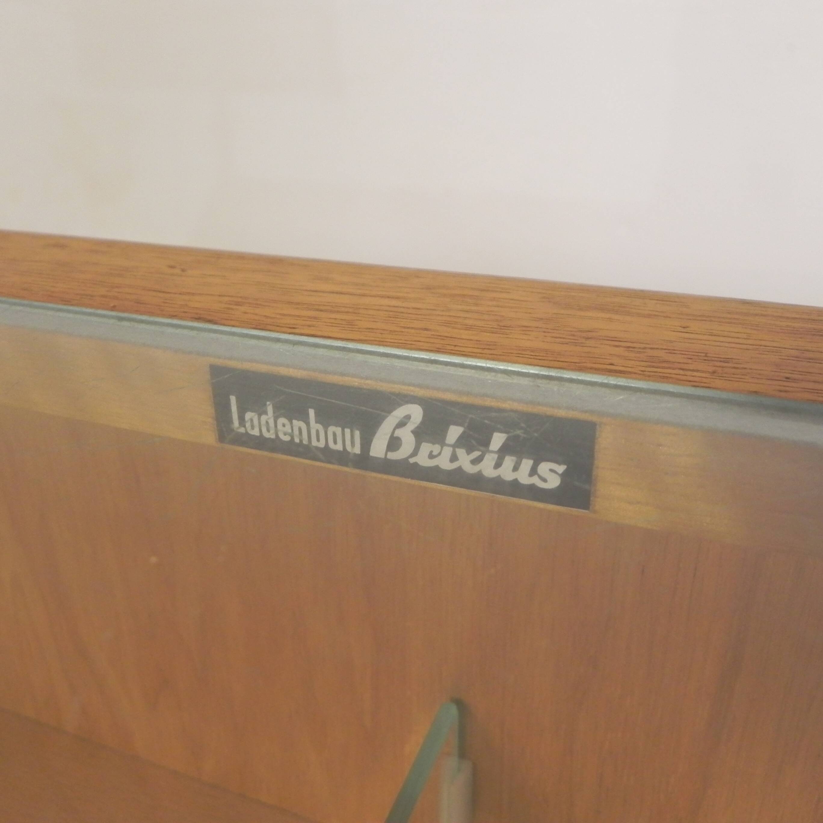 Counter, display case by Ladenbau Brixius, 150 cm long, 1950s.