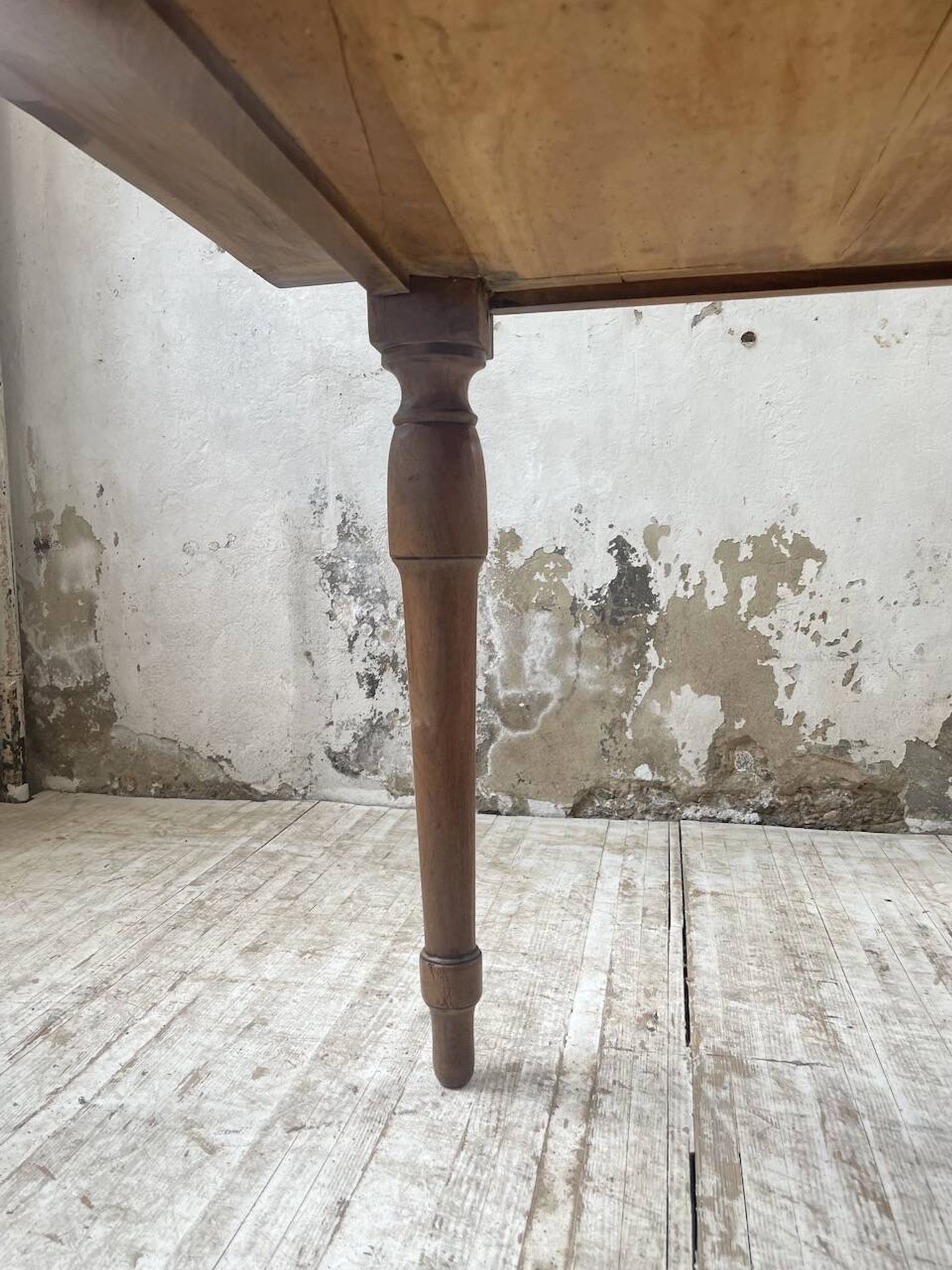 Table de ferme noyer plateau pivotable à allonges