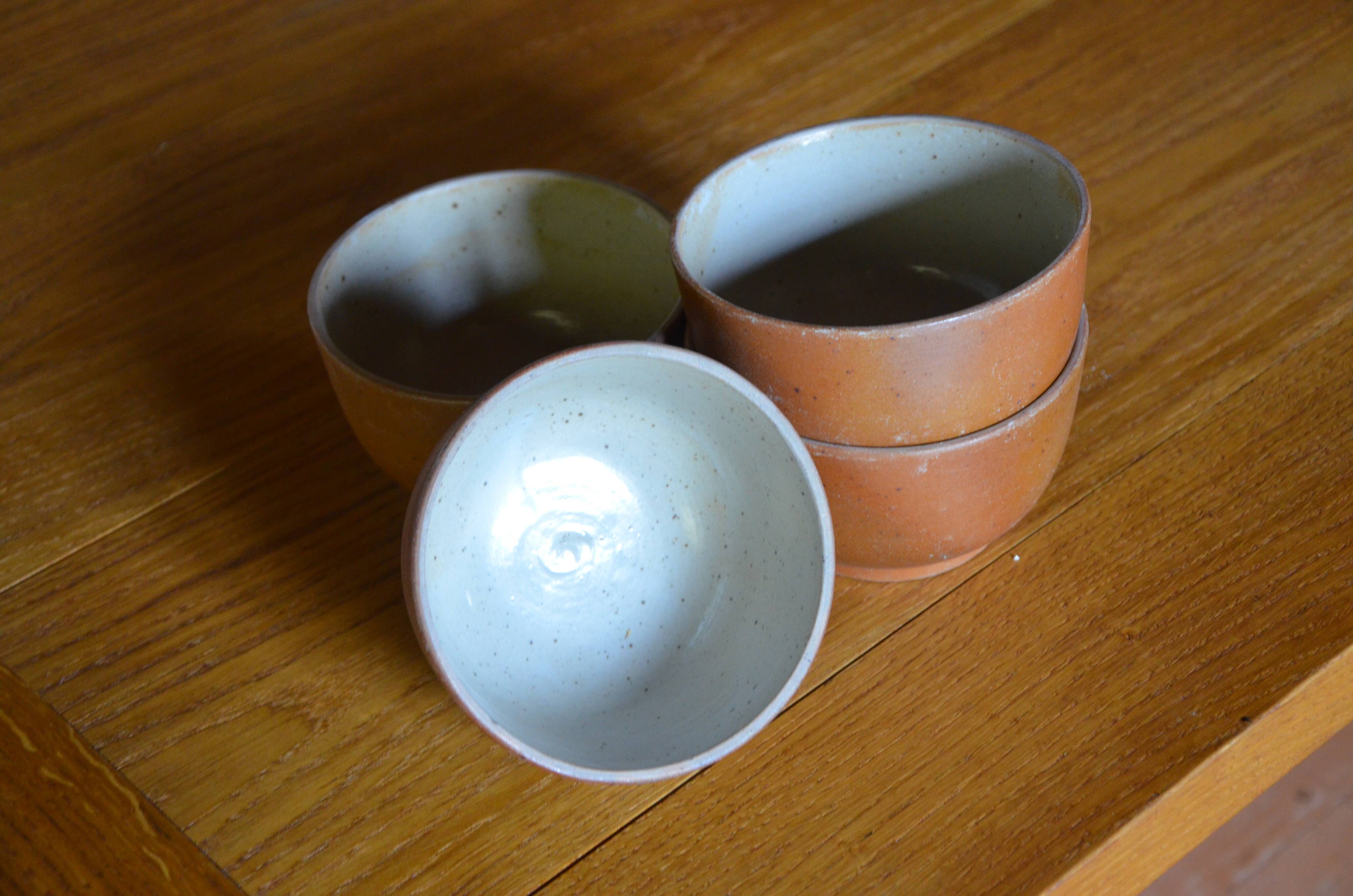 Lot of 4 bowls in sandstone and shiny grey inside