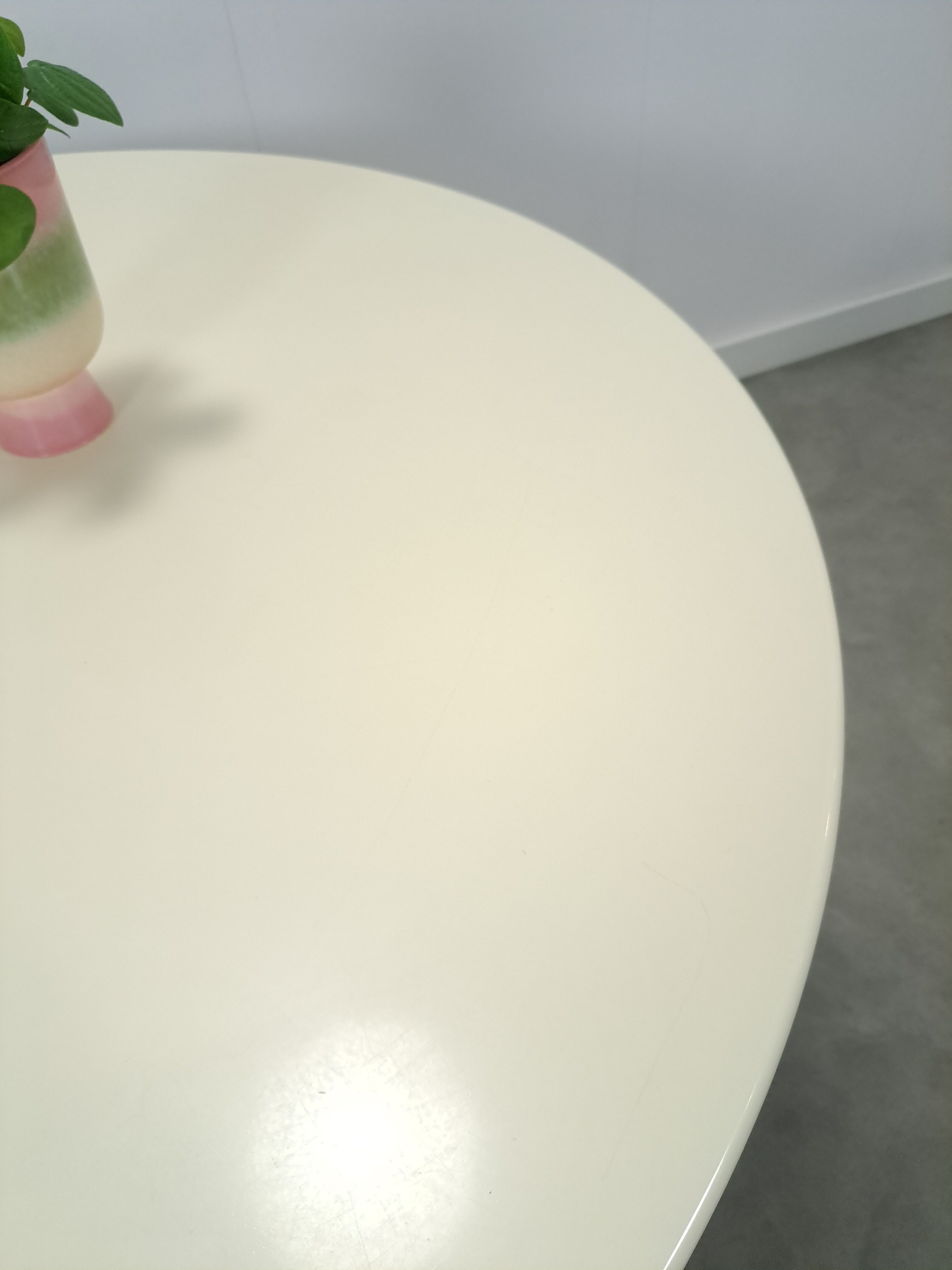 Ronde creme eettafel met geribbelde poot