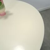Ronde creme eettafel met geribbelde poot