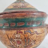 Vintage covered pot with boat décor