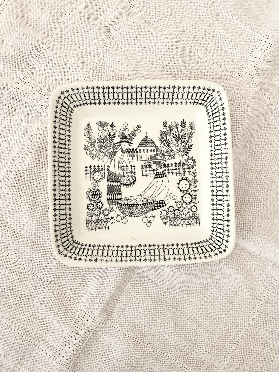 Square plate Arabia Finland Emilia series 1959 designer Raija Uosikkinen