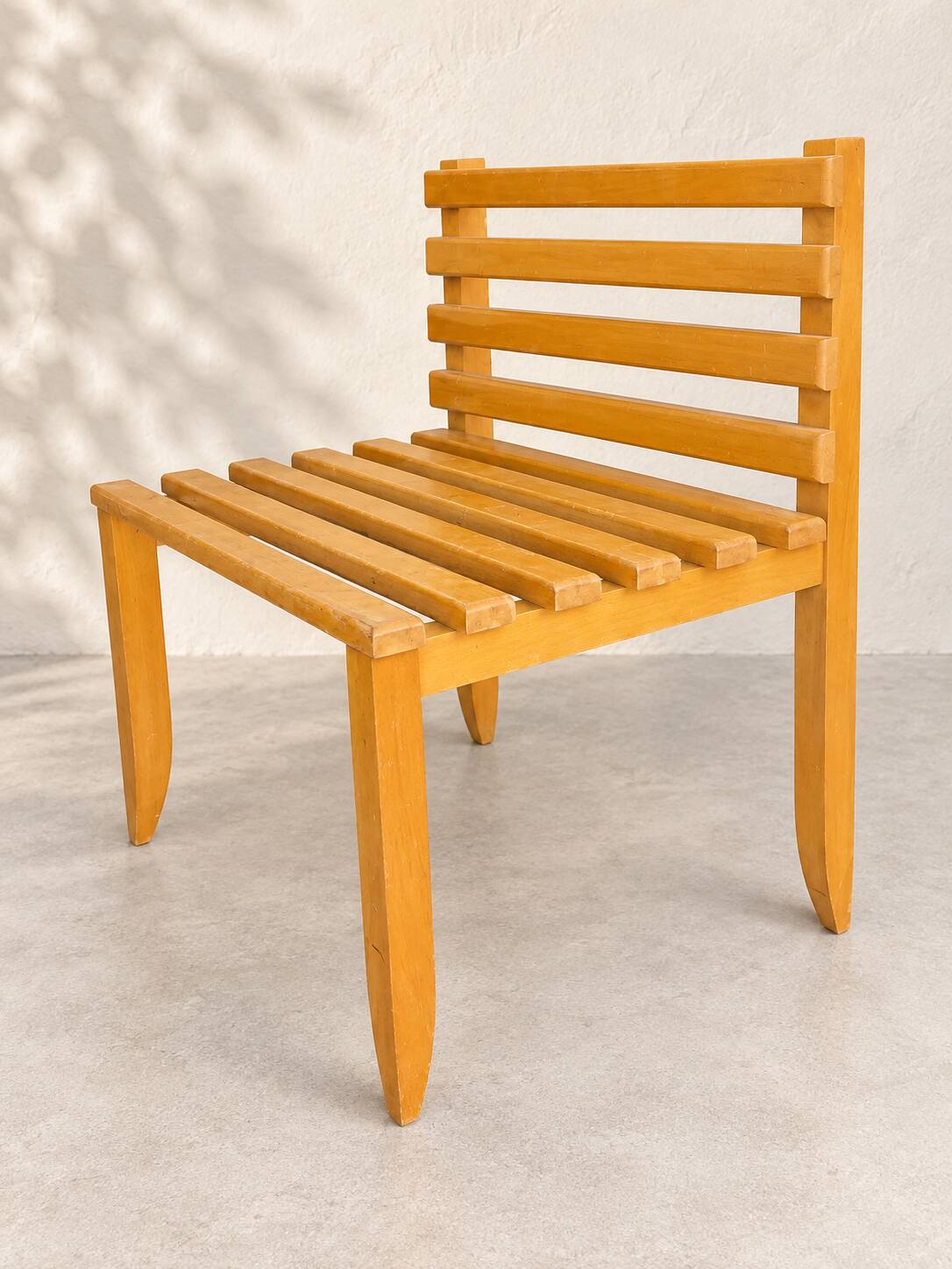 Fauteuil bas vintage en bois à lattes – design moderniste