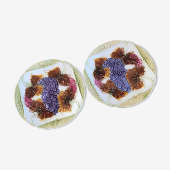 Deux assiettes à dessert anciennes en barbotine. motifs "raisins et feuillages"